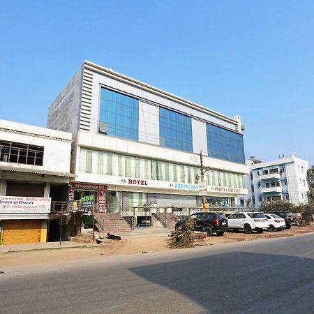 Oyo 11306 Ss Hotel Горакпур Екстериор снимка